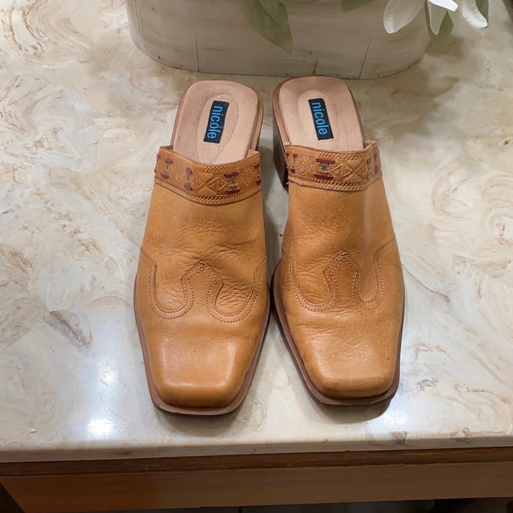 Beautiful leather shoes size 8 M